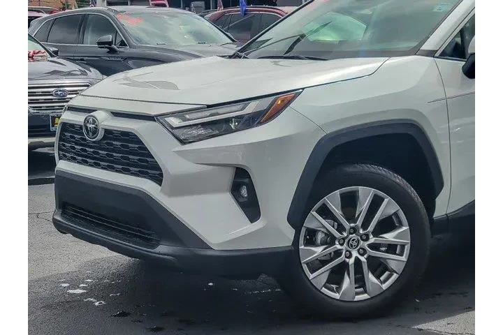 $39989 : Toyota RAV4 2025 AWD XLE Pre image 2