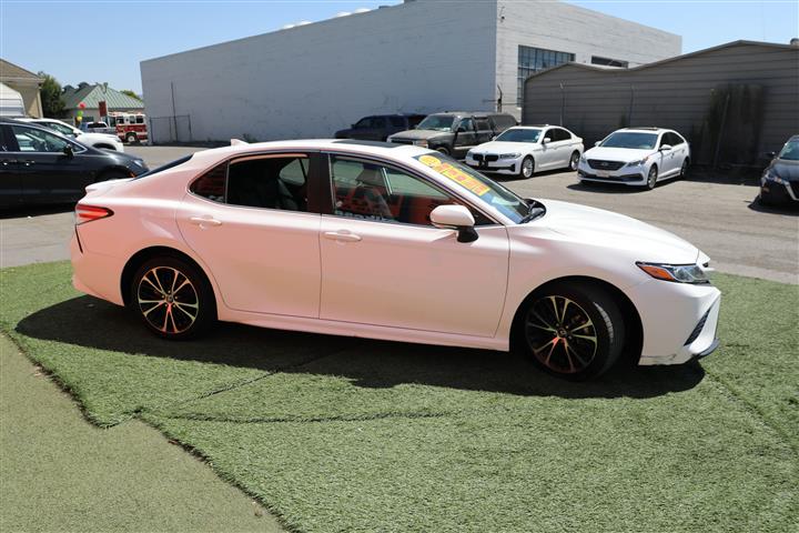 $23999 : 2020 TOYOTA CAMRY SE image 4