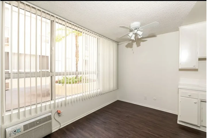 $1300 : Wilshire Hampshire tower image 1