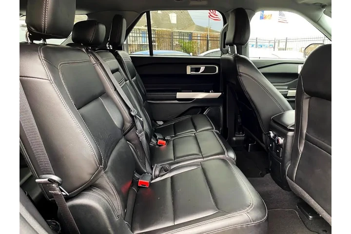 2022 Explorer XLT image 10
