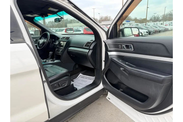 2016 Explorer XLT image 8