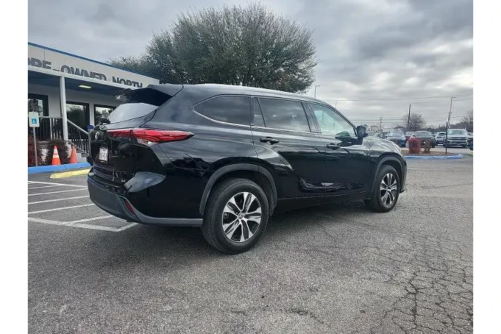 $28498 : Toyota Highlander 2022 XLE 4 image 3
