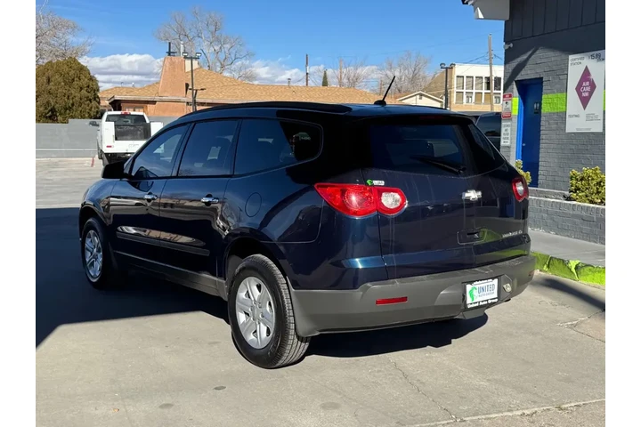 2012 Traverse LS FWD w/PDC image 7