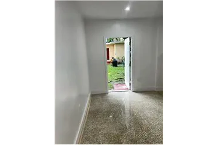 $1350 : Rental property with 1 bedro image 7