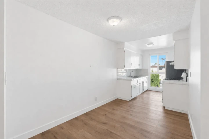 $2470 : 2.5x the rent minimum image 5