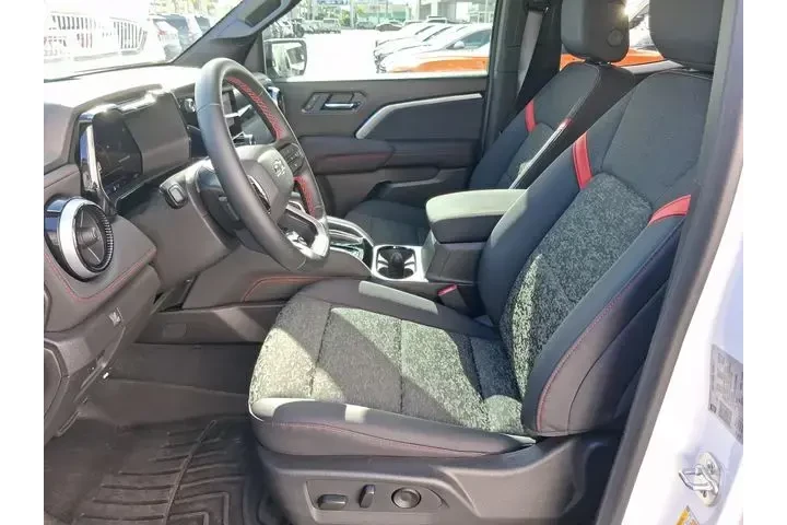$39990 : Chevrolet Colorado 2025 4x4 image 9