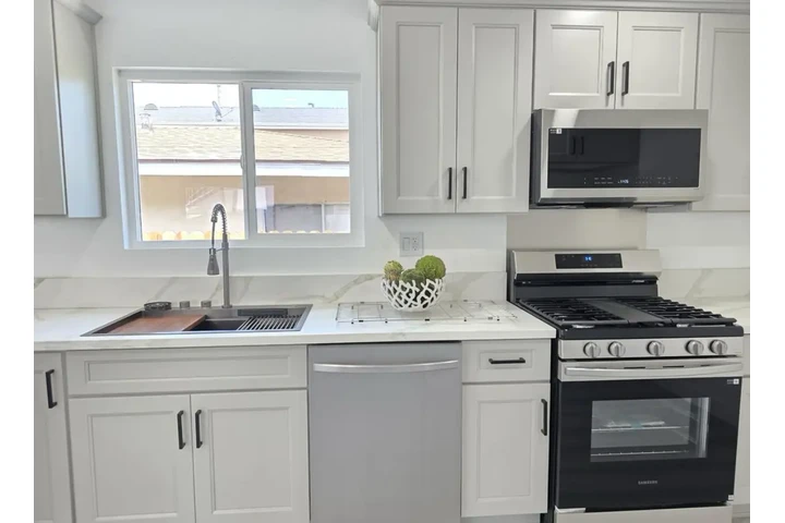 $2500 : 3 BED 2BATH IN COLDEN AVE, LA image 4