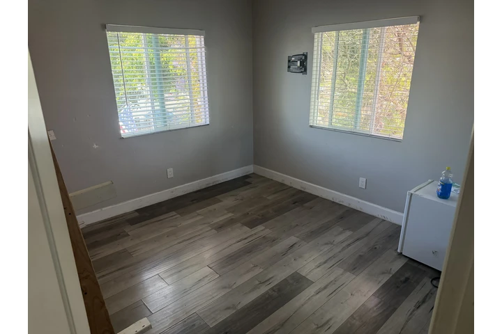 $950 : Cuarto de renta image 3
