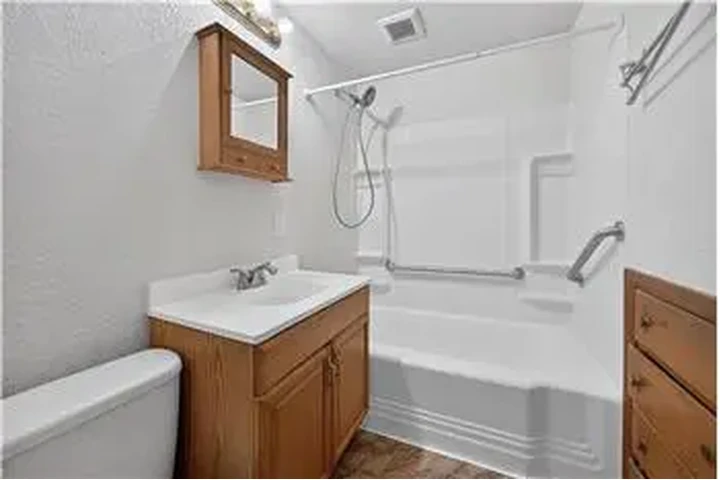 $750 : Rental property with 2 bedro image 7