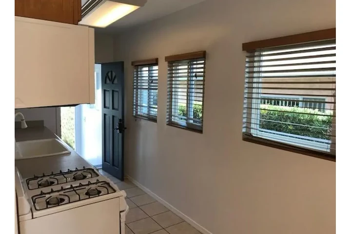 $1920 : 2 BED Home In Leimert Park, LA image 4