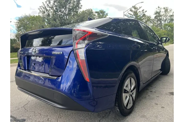 $15991 : 2017 Prius Three image 9
