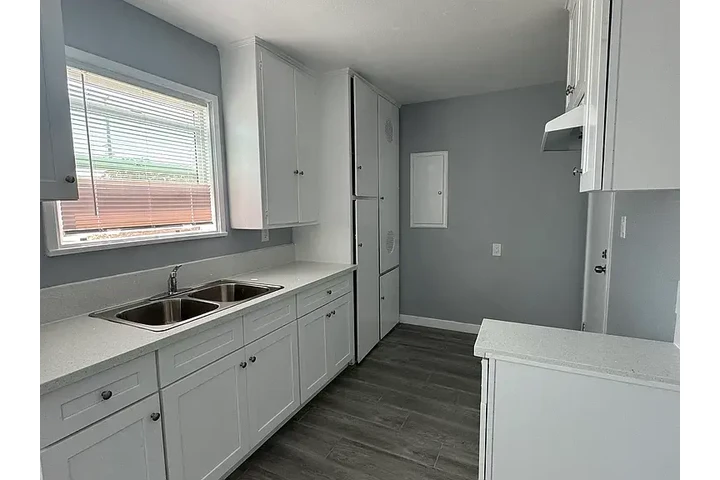 $1200 : Decent one bedroom apartment image 2