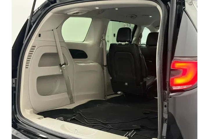 $29000 : Chrysler Pacifica 2024 Touri image 8