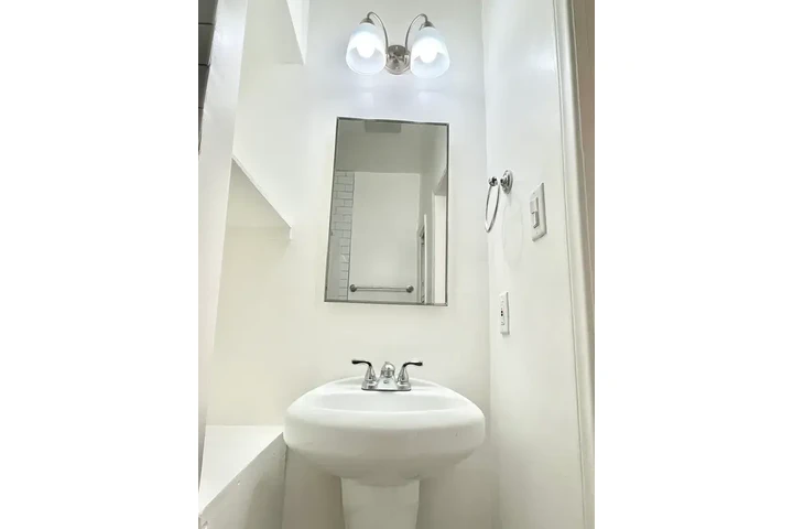 $1000 : Studio and 1-Bath image 7