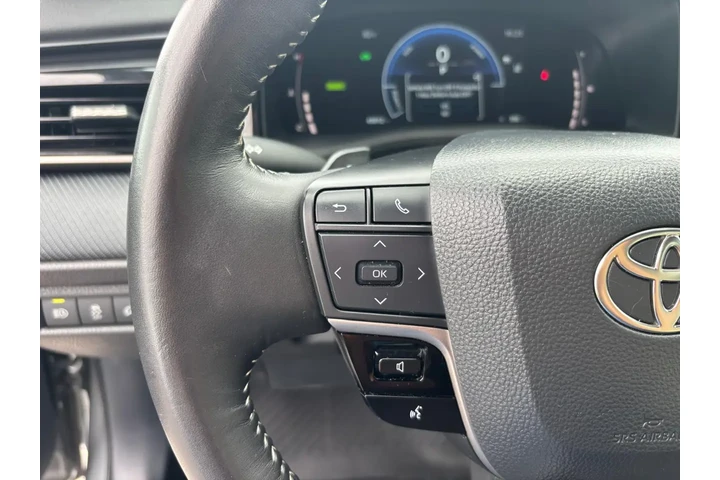 2025 Camry SE image 9