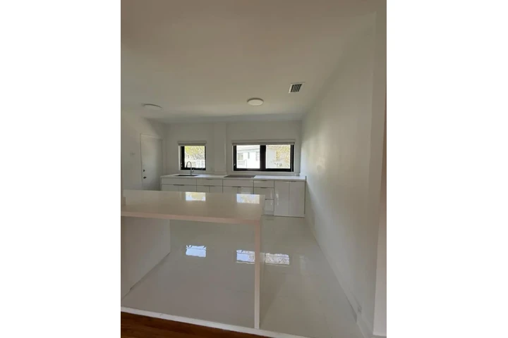 $2000 : 2Bedroom Apartment in Miami FL image 2