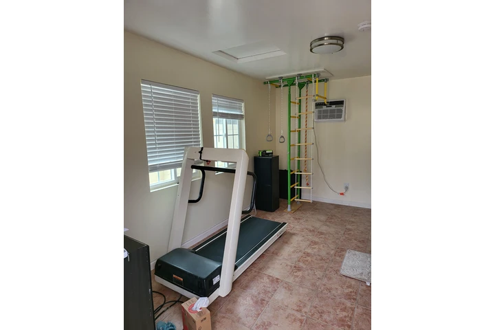 $1000 : NORWALK-Room for Rent image 3