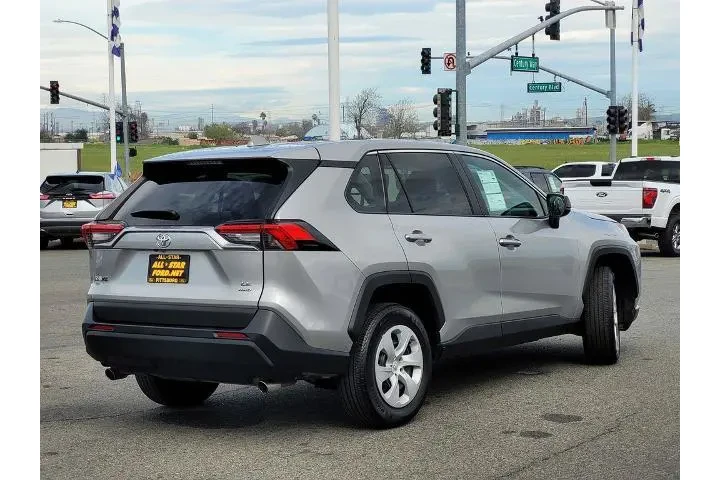$27900 : Toyota RAV4 2024 AWD LE 4dr image 4