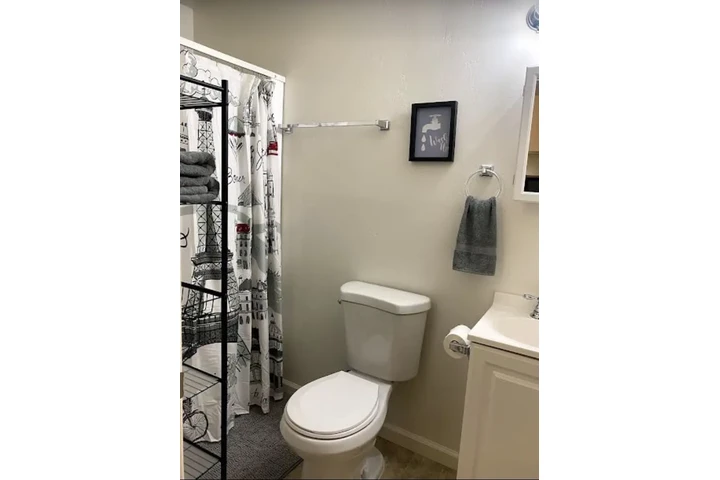 $1000 : Studio and 1-Bathroom image 6
