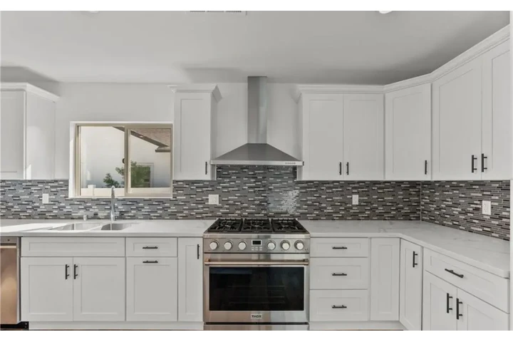 $2400 : 3 Bedroom House In South Gate image 5