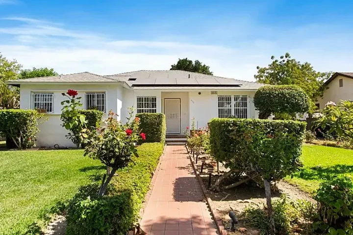 $2200 : This beautiful 3-bedroom, 2-ba image 1