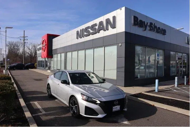 $18298 : Nissan Altima 2023 2.5 SR 4d image 2