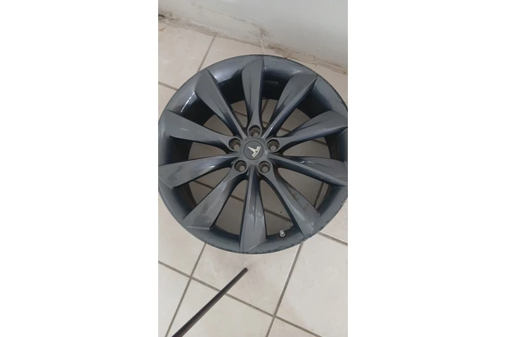 $195 : Rim Tesla model Y size 21 image 1