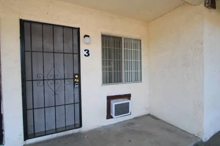 $1395 : 2-Bedroom Highland Apartment image 2