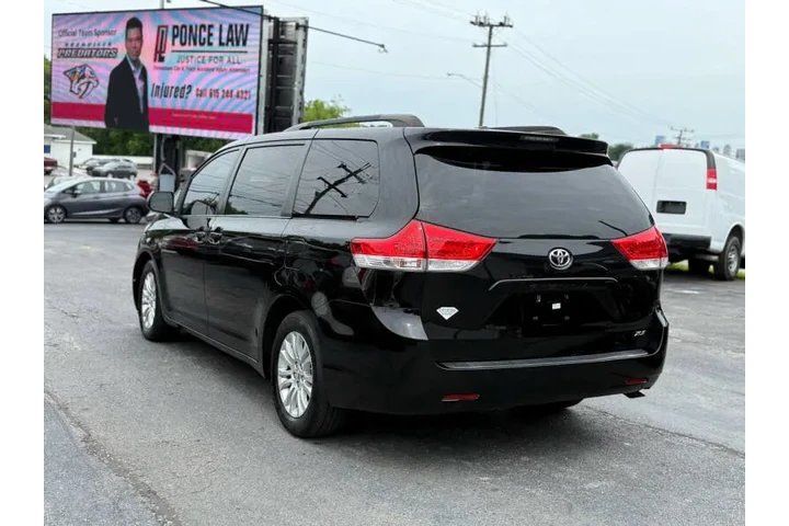 $13895 : 2011 Sienna XLE 8-Passenger image 10