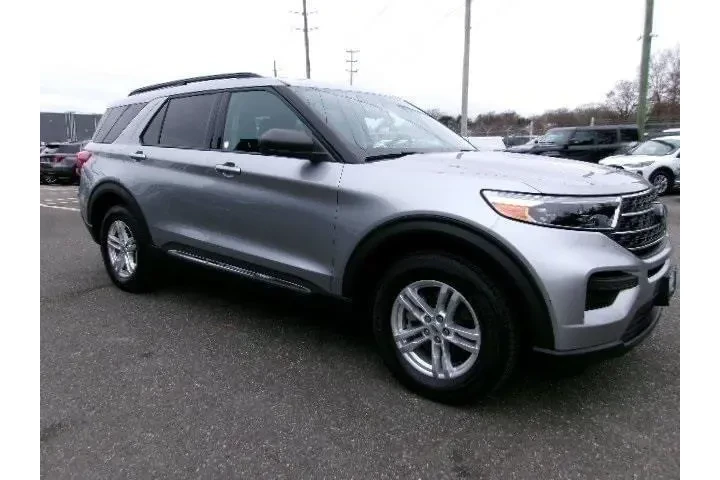 $30996 : Ford Explorer 2023 AWD XLT 4 image 2