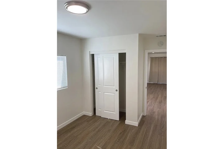 $1000 : stunning spacious laundry room image 5