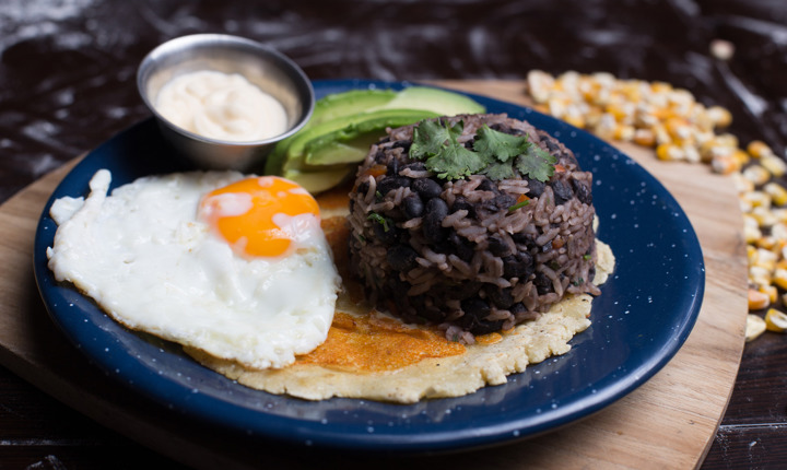 Gallo Pinto costarricense con un huevo frito