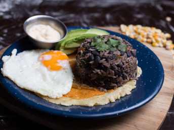 Gallo Pinto costarricense con un huevo frito