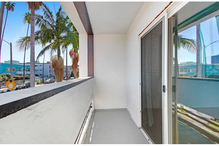 $1450 : 1 Bed 1Bath Apt in Kenmore Ave image 9