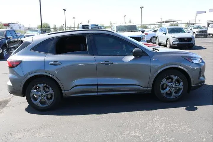$19221 : Ford Escape 2023 ST-Line 4dr image 5