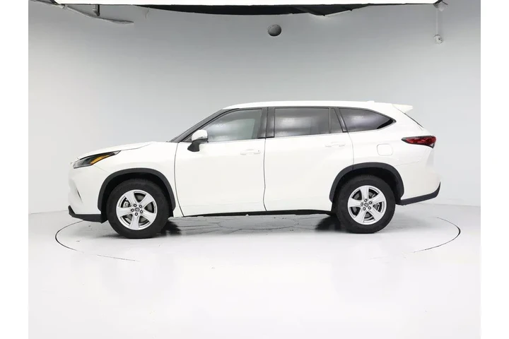 $30998 : Toyota Highlander 2021 LE 4d image 3