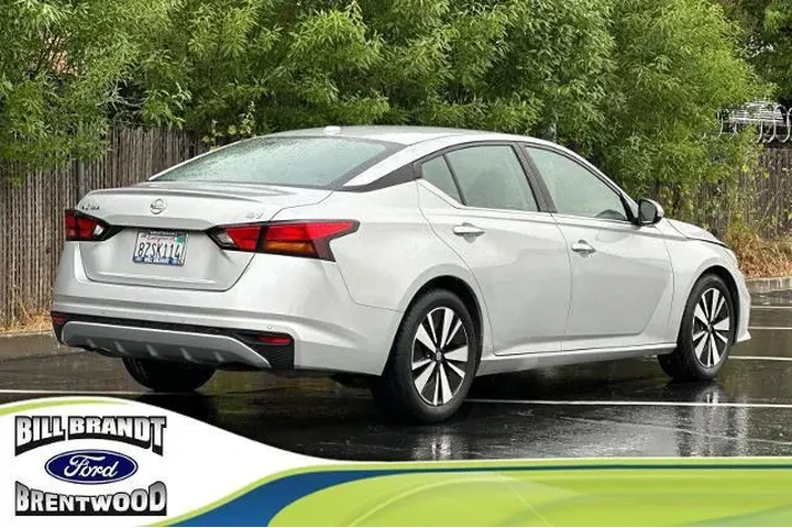 $17498 : Nissan Altima 2022 2.5 SV 4d image 3