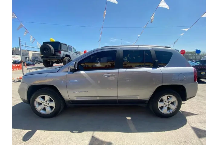 2017 Compass Latitude image 7