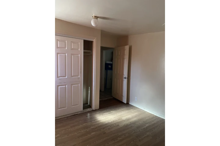 $1 : Cuarto de renta image 3