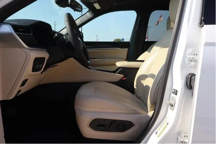 $39990 : Jeep Grand Cherokee 2024 4x4 image 9