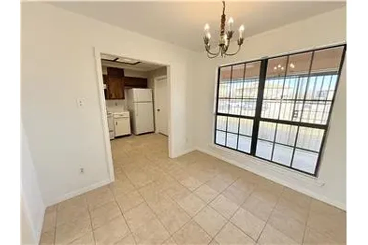 $750 : Rental property with 2 bedro image 6