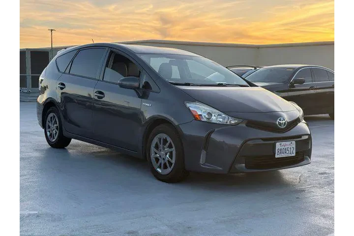 $15080 : Toyota Prius v 2017 Four 4dr image 3