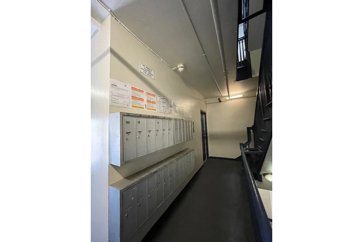 $1525 : Estudio Totalmente Remodelado image 5