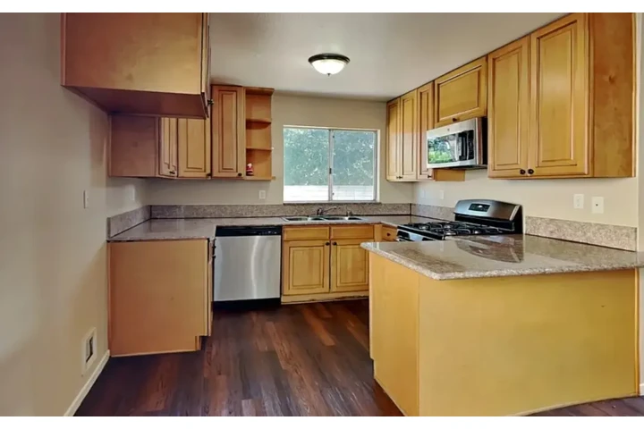 $3039 : Available 3Bed 2Bat in LA image 2