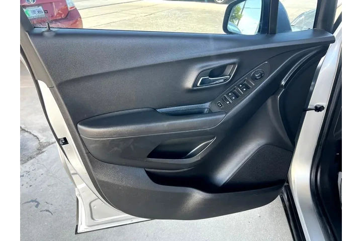 2017 Trax LT AWD image 10