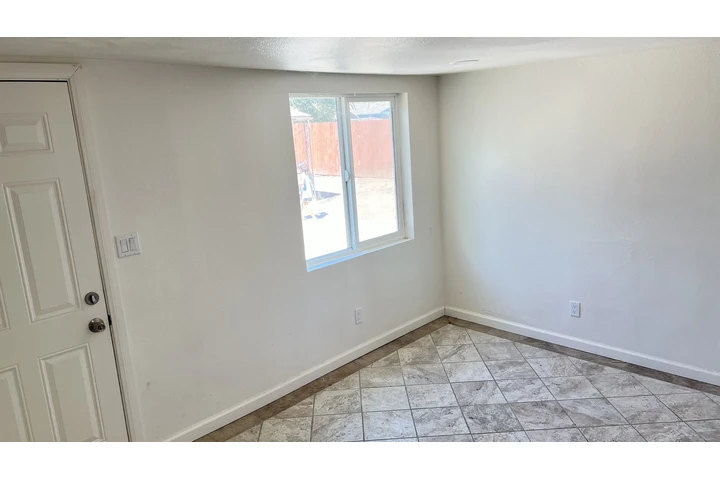 $875 : Studio image 1