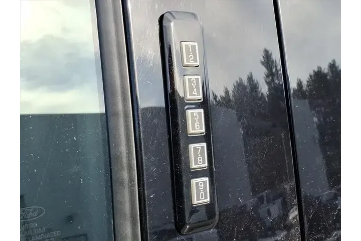 $39820 : Ford F-150 2023 4x4 XLT 4dr image 9