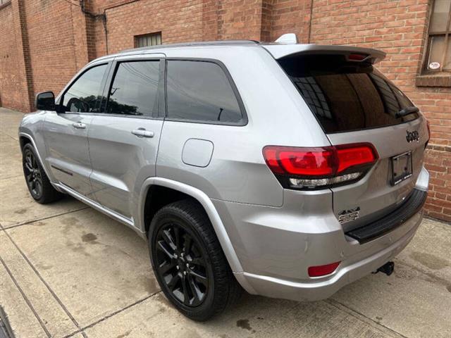 $18000 : 2017 Grand Cherokee Altitude image 4