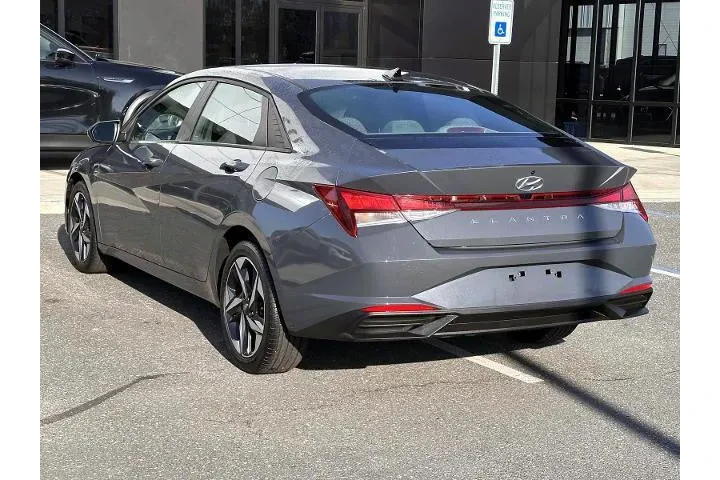 $18888 : Hyundai ELANTRA 2023 SEL 4dr image 3