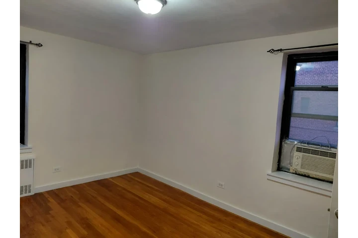 $1050 : Cuarto en Flushing en Edificio image 2